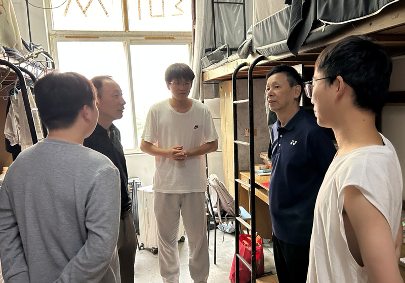 <a href='/2026/0618/c11438a273801/page.html' target='_blank' title='浓浓毕业情   深深关怀意 ——​365英国上市公司开展深入毕业生宿舍走访慰问活动'>浓浓毕业情   深深关怀意 ——化环...</a>